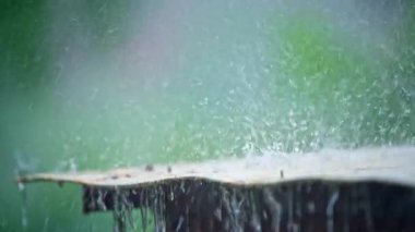 Çatıdan yağmur yağıyor, ağır çekim. Yüksek kalite 4k görüntü