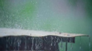 Çatıdan yağmur yağıyor, ağır çekim. Yüksek kalite 4k görüntü