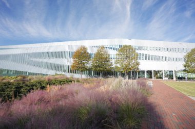 Raleigh NC 'deki NC Eyalet Üniversitesi Centennial Kampüsü' ndeki James Hunt kütüphanesi.  