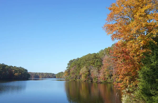 Herbstlaub Lake Johnson Einem Beliebten Stadtpark Raleigh — Stockfoto
