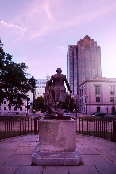 位于北卡罗莱纳州Raleigh的国会大厦中 费耶特维尔街和乔治华盛顿雕像的景观 — 图库照片