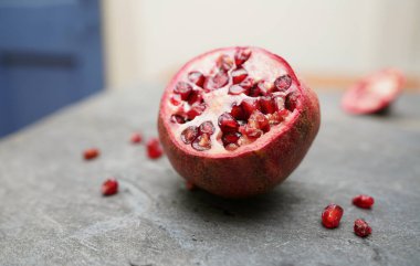 Dilimlenmiş olgun nar tohumu ve posasını gösteriyor. 