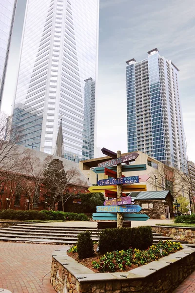 Különböző Charlotte Irányjelző Táblák Zöld Egy Kis Városi Park Belvárosában — Stock Fotó