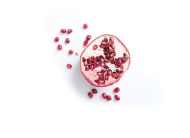 Düz nar, beyaza izole edilmiş tohumlarla ikiye bölünmüş.  