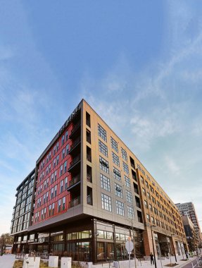 Raleigh, NC -USA - 2-14-2023: Smoky Hollow 'daki Line daireleri, Raleigh NC şehir merkezindeki perakende, apartman ve ofis alanlarının karışık kullanımı     