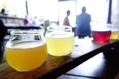 Asheville, NC - ABD - 08-05-2022: The Wicked Weed Funkatorium 'un verandasında ekşi ve deneysel bira konusunda uzmanlaşmış bira uçuşu