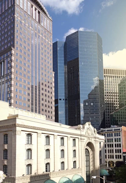 在匹兹堡市中心的现代和旧建筑的看法 — 图库照片