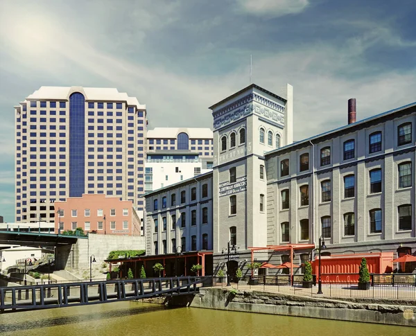 RICHMOND, VA - ABD - 05-17-2022: Richmond şehir merkezindeki Kanal Yürüyüşü, James Nehri ve şehir merkezine paralel bir yaya yolu