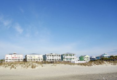 Carolina Beach, Kuzey Carolina 'daki renkli plaj kiralık evleri    
