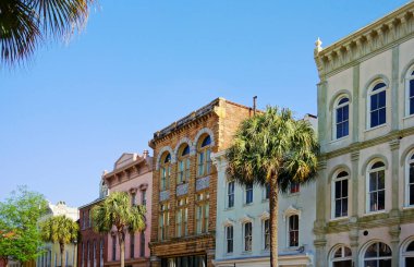 Tarihi Charleston SC 'de Broad Caddesi manzarası 