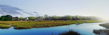 Charleston SC yakınlarındaki Low Country 'deki bataklık su yolları boyunca gün doğumu.                              