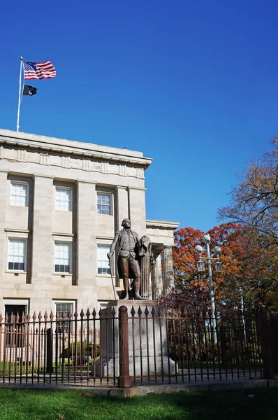 Роли Северная Каролина Сша 2022 Статуя Джорджа Вашингтона Перед Зданием — стоковое фото