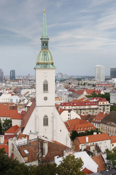 Vista Uma Igreja Cidade Velha Bratislava Eslováquia — Fotografia de Stock