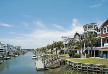 Brunswick County, Kuzey Carolina 'daki Ocean Island Sahili' ndeki bir kanalda rıhtım evleri.