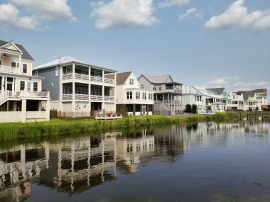 Washington, NC, nam-ı diğer Küçük Washington 'daki tarihi şehir merkezindeki nehir kıyısındaki evler       