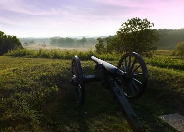 Gettysburg 'daki Cemetery Hill' de şafak vakti sivil savaş topu, PA
