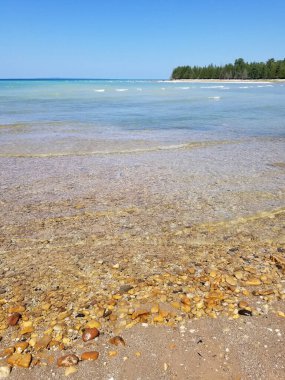 Michigan Gölü 'ndeki Kunduz Adası' ndaki French Bay sahilindeki kayalar.