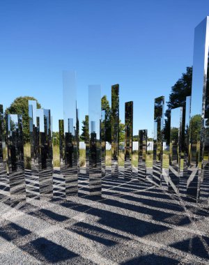 Raleigh, NC - ABD - 10-09-2023: Sanatçı Jeppe Hein 'in Kuzey Carolina Sanat Müzesi' ndeki Mirror Labirent NY heykeli