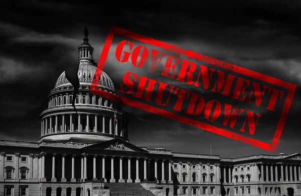有裂缝和红色政府关闭邮票的美国首都大楼 免版税图库图片