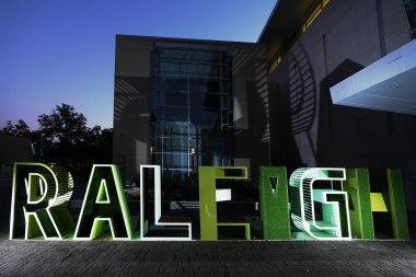 Raleigh, NC - ABD - 10-28-2023: Geceleyin Raleigh şehir merkezindeki Kongre Merkezi 'nin girişi