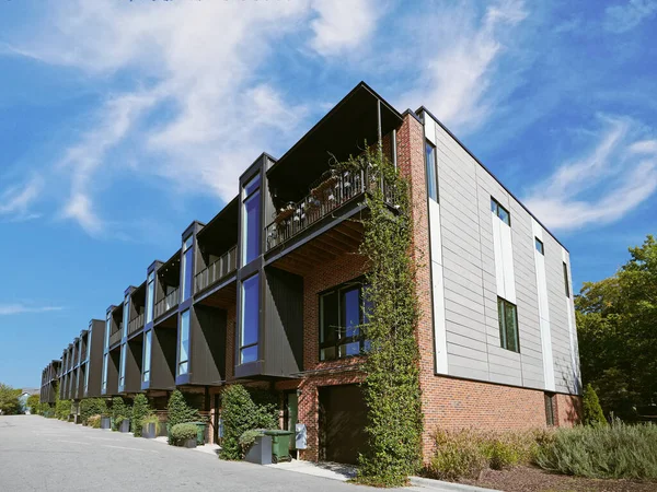 北卡罗莱纳州罗利市中心新的现代主义风格的城镇住宅 图库照片