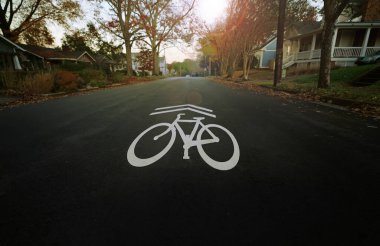 Raleigh North Carolina 'da bir mahallede bisiklet köpekbalığı sembolü.                               
