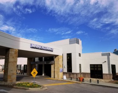 Raleigh, NC - ABD - 12-04-2023: Raleigh 'deki Rex UNC Sağlık Hastanesi' nin ana girişi