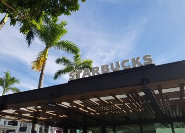 Miami, FL - ABD - 11-30-2023: Bayfront Park Miami 'deki Starbucks Kafe