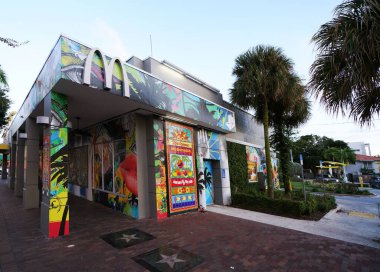 Miami, FL - ABD - 11-30-2023: Miami 'nin Little Havana bölgesindeki Calle Ocho' da McDonald 's restoranı 