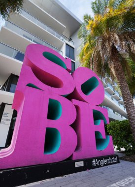 Miami Beach, FL - ABD - 11-28-2023: SOBE Aşk Heykeli Claudio Ciaravolo tarafından Güney Sahilindeki Anglers Oteli 'nde