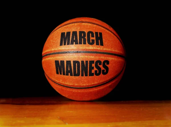 三月疯狂篮球场上的硬木篮球场 高校篮球比赛理念 图库照片