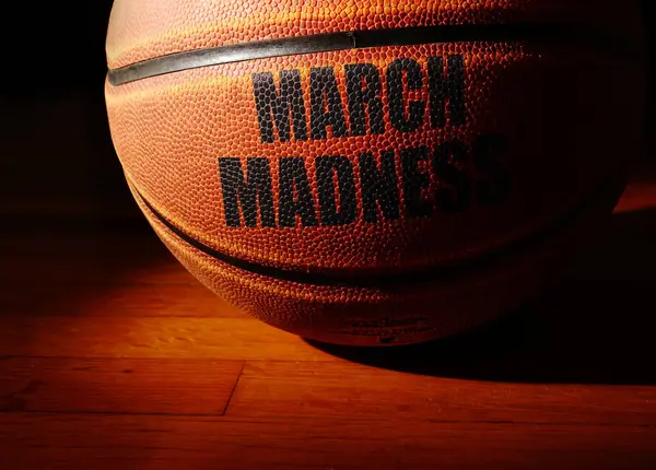 三月疯狂篮球场上的硬木篮球场 高校篮球比赛理念 图库图片