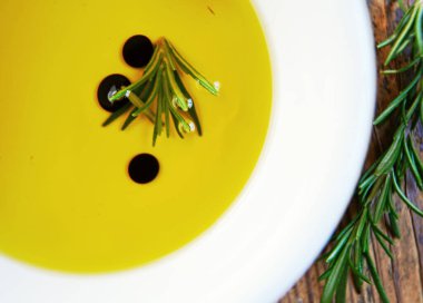 Köy ahşap masa üzerinde yassı zeytinyağı ve taze biberiye.                               