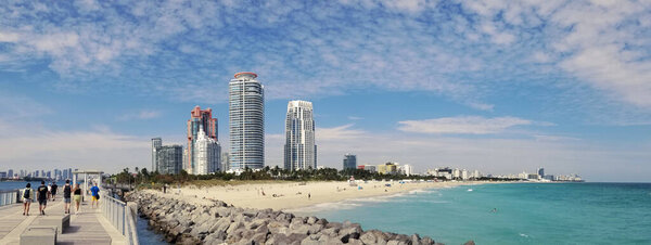 South Pointe Park Pier в Майами South Beach с голубым небом и видом на пляж и горизонт