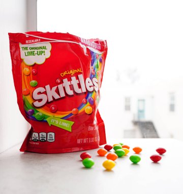 Raleigh, NC - ABD - 02-27-2024: Bir paket orijinal Skittles şekeri