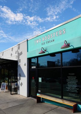 Raleigh, NC USA - 2-26-2024: İki Horoz Dondurması, Raleigh şehir merkezi yakınlarındaki Person Street Plaza 'da popüler bir yerel mağaza