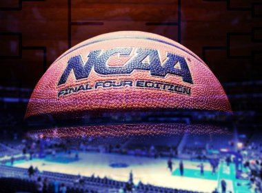 Charlotte, NC - ABD - 02-15-2023: Arena arkaplanlı bir NCAA Final Four Edition March Madness basketbolu