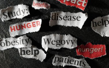 Charlotte, NC - ABD - 03-13-2024: Wegovy kilo verme ilacı ve obeziteyle ilgili gazete başlıkları