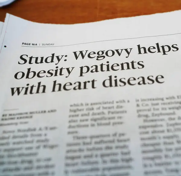 Charlotte Usa 2024 报纸头条与韦戈维减肥药和心脏病研究有关 图库照片