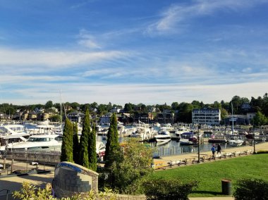 Charlevoix Michigan 'daki Round Lake' deki marinada tekneler.