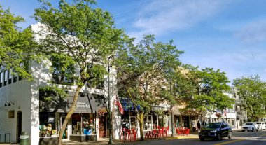 Charlevoix, MI - USA - 08-13-2023: Charlevoix şehir merkezindeki Bridge Caddesi, benzersiz mağazaları ve restoranları ile