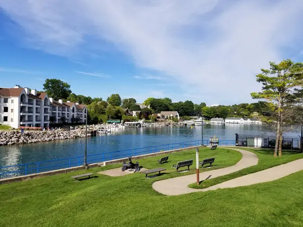 Charlevoix Michigan şehir merkezindeki manzaralı su parkı