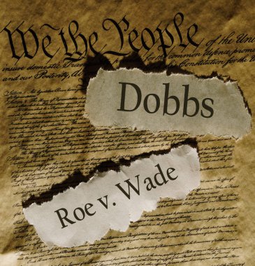 Roe v Wade ve Dobbs, ABD Anayasası 'nın bir kopyası olan kürtaj erişim kavramının manşeti.