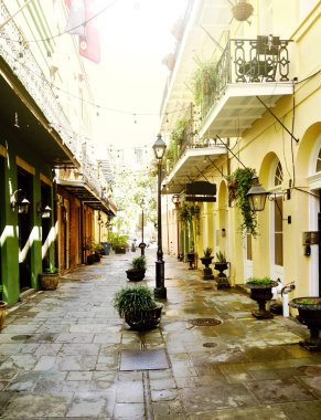 New Orleans 'ta yağmurdan ıslanmış sessiz boş bir sokak.                               