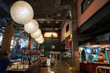 Durham, NC - ABD - 04-30-2024: Durham Gıda Salonu çeşitli yerel restoranlarla şehir merkezinde yer almaktadır