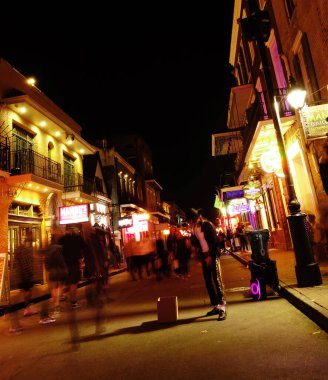 New Orleans, LA - ABD - 03-20-2024: Fransız Mahallesi 'nde kalabalık bir kalabalık gece Bourbon Caddesi' nde yürüyor             