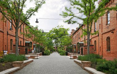 Durham, NC - ABD - 04-30-2024: Durham şehir merkezi yakınlarındaki Brightleaf Meydanı kompleksi, yenilenmiş tütün depolarındaki restoran ve dükkanları içeriyor