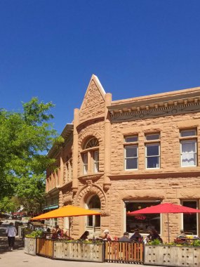 Fort Collins, CO - ABD - 5-24-2024: İnsanlar Ft Collins şehir merkezindeki Avery Eatery 'de açık havada yemek yiyor