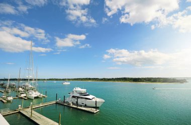 Taylor Creek 'te Beaufort NC' de Havuç Adası 'ndaki teknelerin görüntüsü.                               