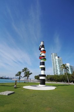 Miami Beach, FL - ABD - 11-28-2023: South Pointe Park 'ta sanatçı Tobias Rehberger' in Distinate Lighthouse heykeli 